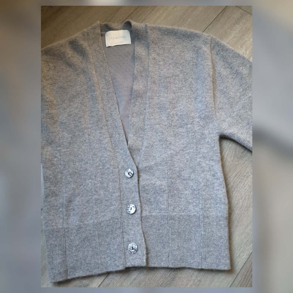Stylish grey cardigan with puffy sleeves